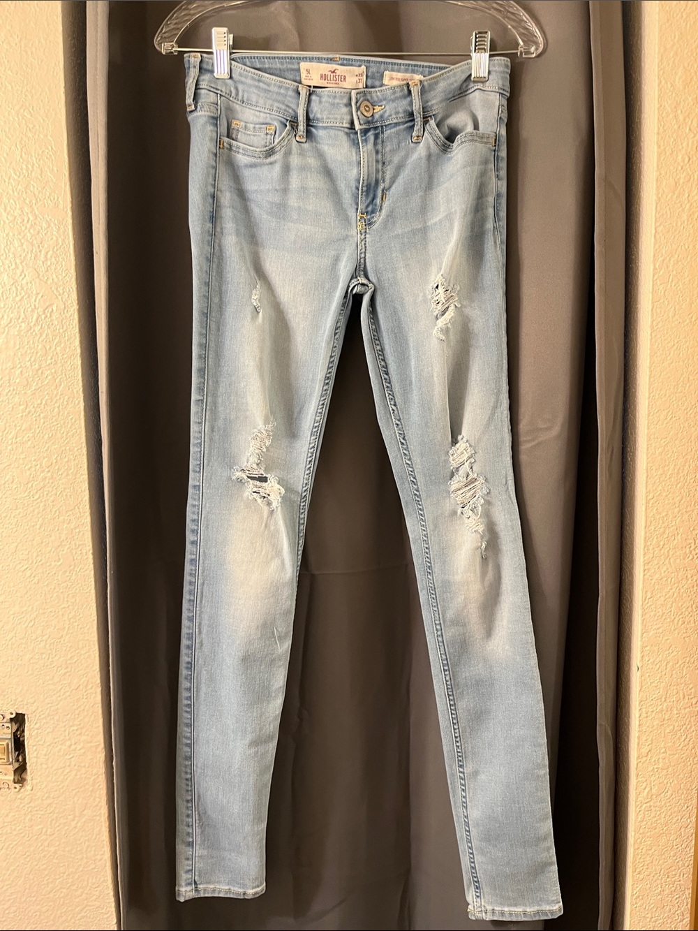 Hollister Light Wash Distressed Skinny Jeans - Women in great condition!